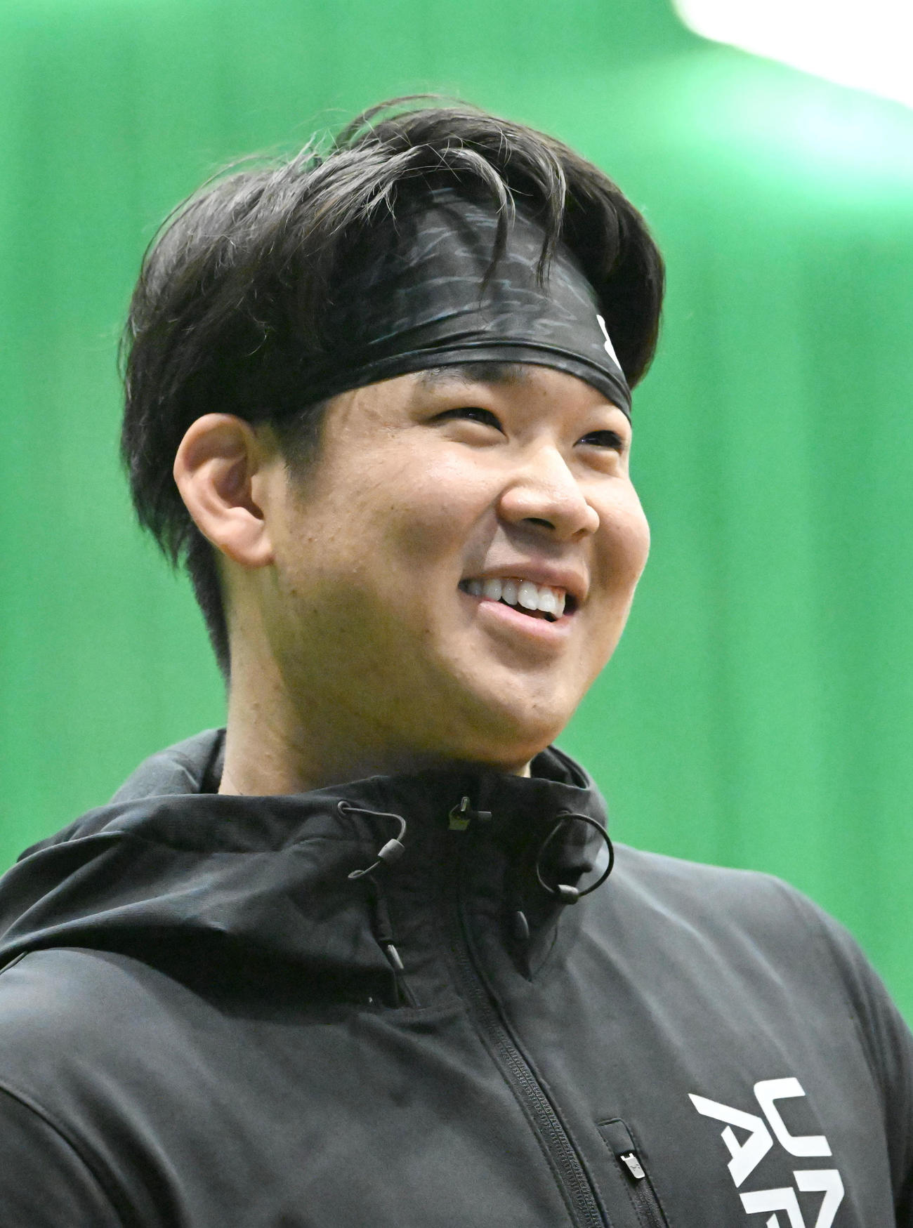 自主トレの合間、笑顔を見せるオリックス山下（撮影・和賀正仁）