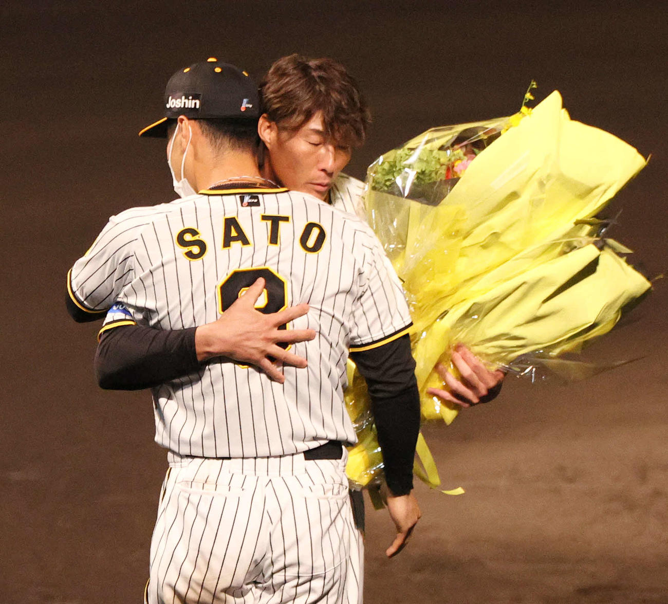 現役を引退した糸井嘉男と抱擁する佐藤輝明（2022年9月撮影）