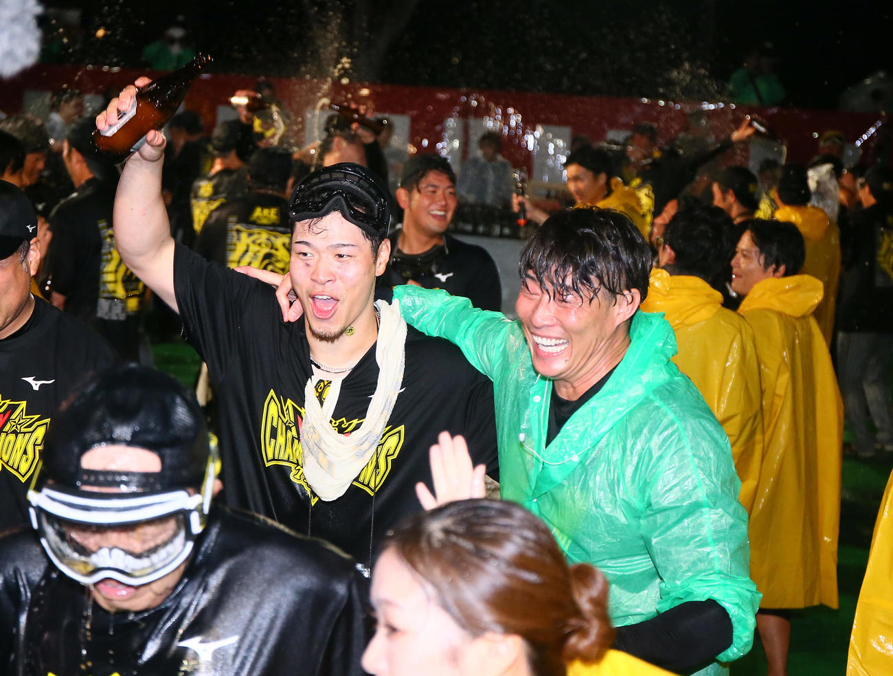 祝勝会で笑顔を見せる阪神佐藤輝。右は糸井氏（2023年11月撮影）