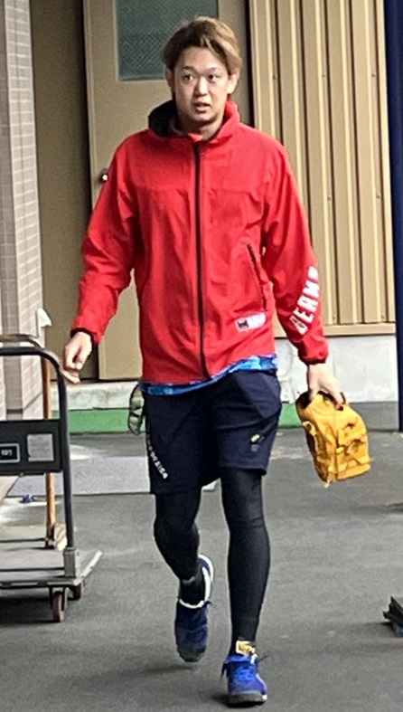自主トレを終え引き上げる日本ハム鈴木（撮影・永野高輔）