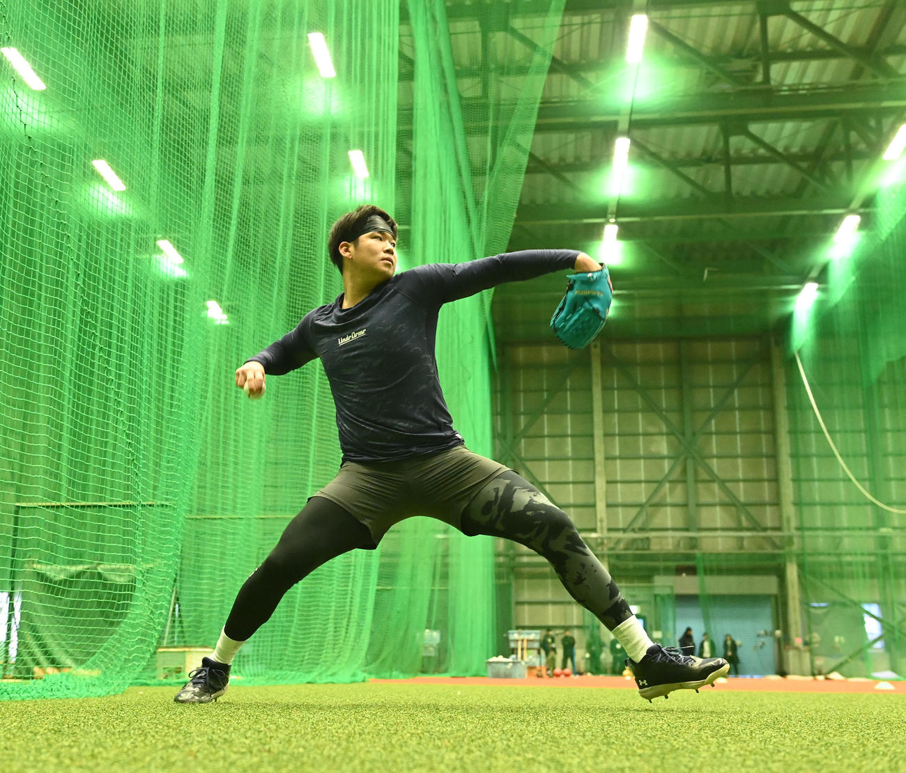 自主トレを公開し、力強くキャッチボールするオリックス山下（撮影・和賀正仁）