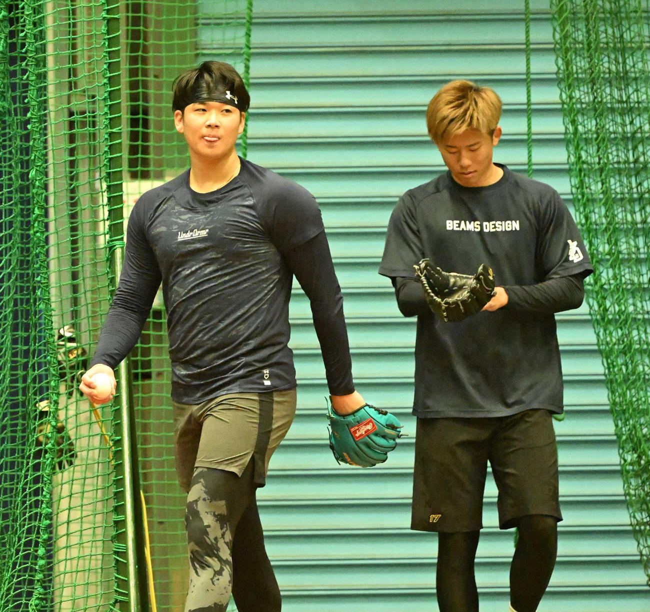 キャッチボールの準備をするオリックス山下（左）と曽谷（撮影・和賀正仁）