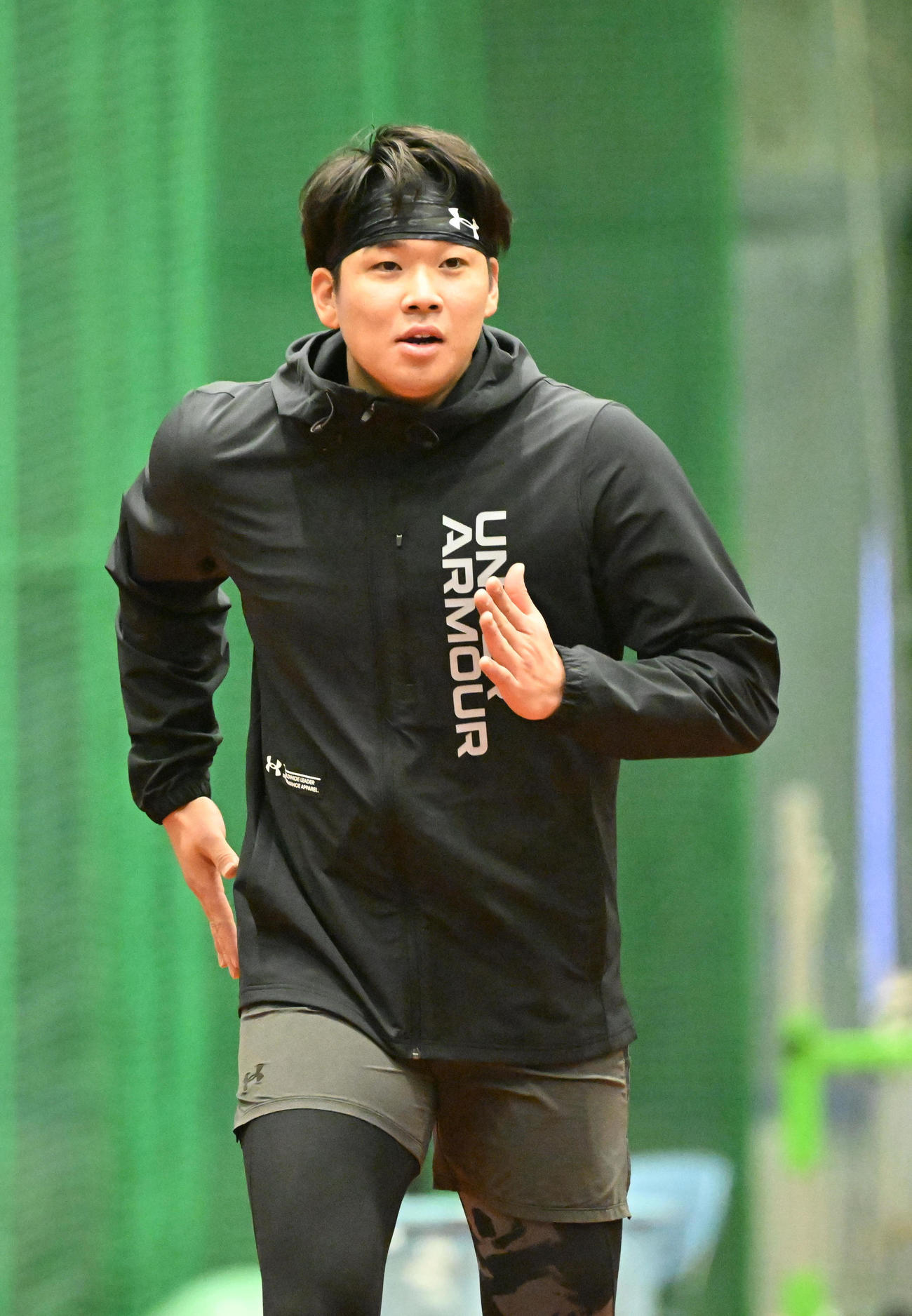 明るい表情でランニングするオリックス山下（撮影・和賀正仁）