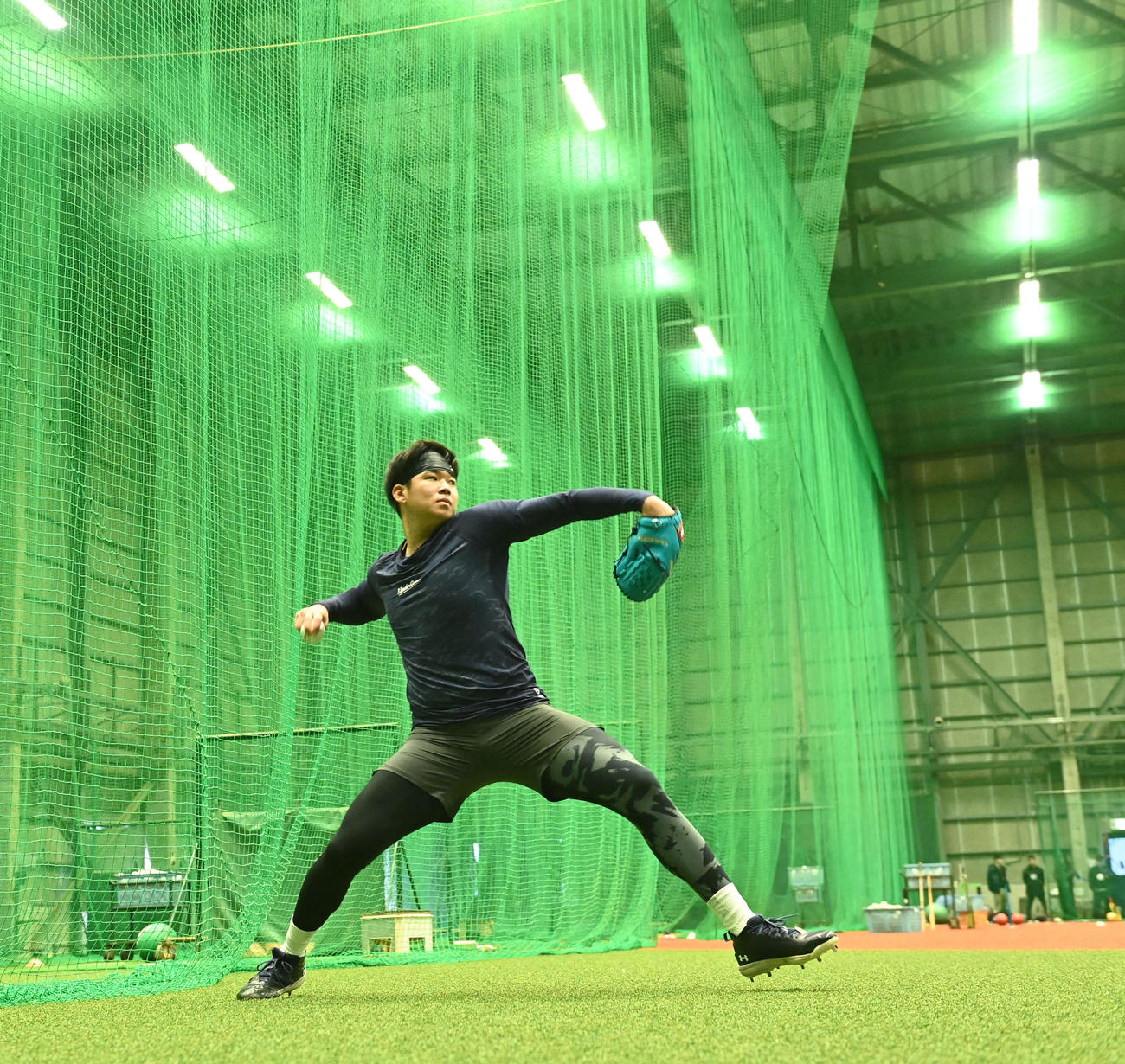 自主トレを公開し、力強くキャッチボールするオリックス山下（撮影・和賀正仁）
