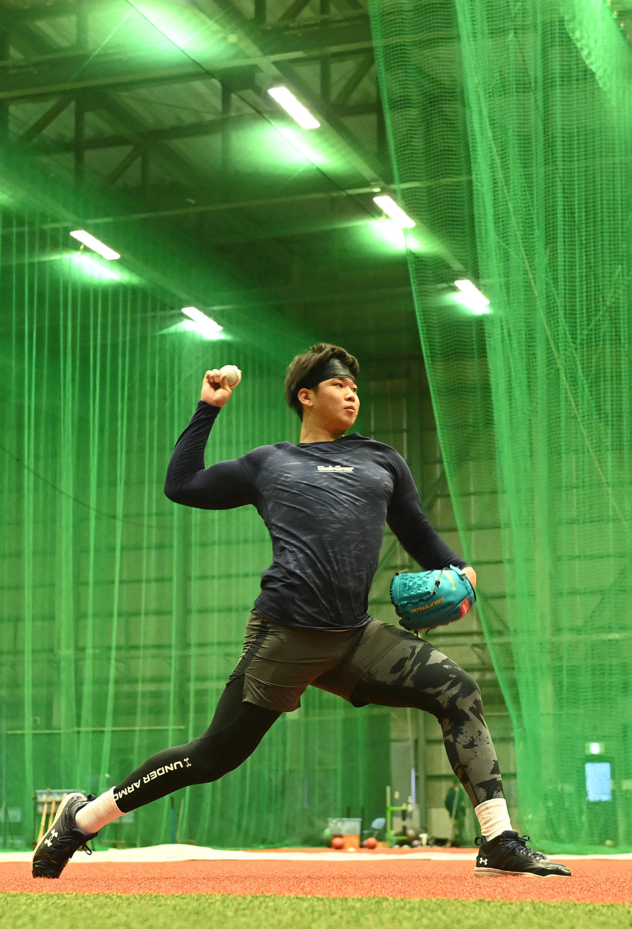 自主トレを公開し、力強くキャッチボールするオリックス山下（撮影・和賀正仁）