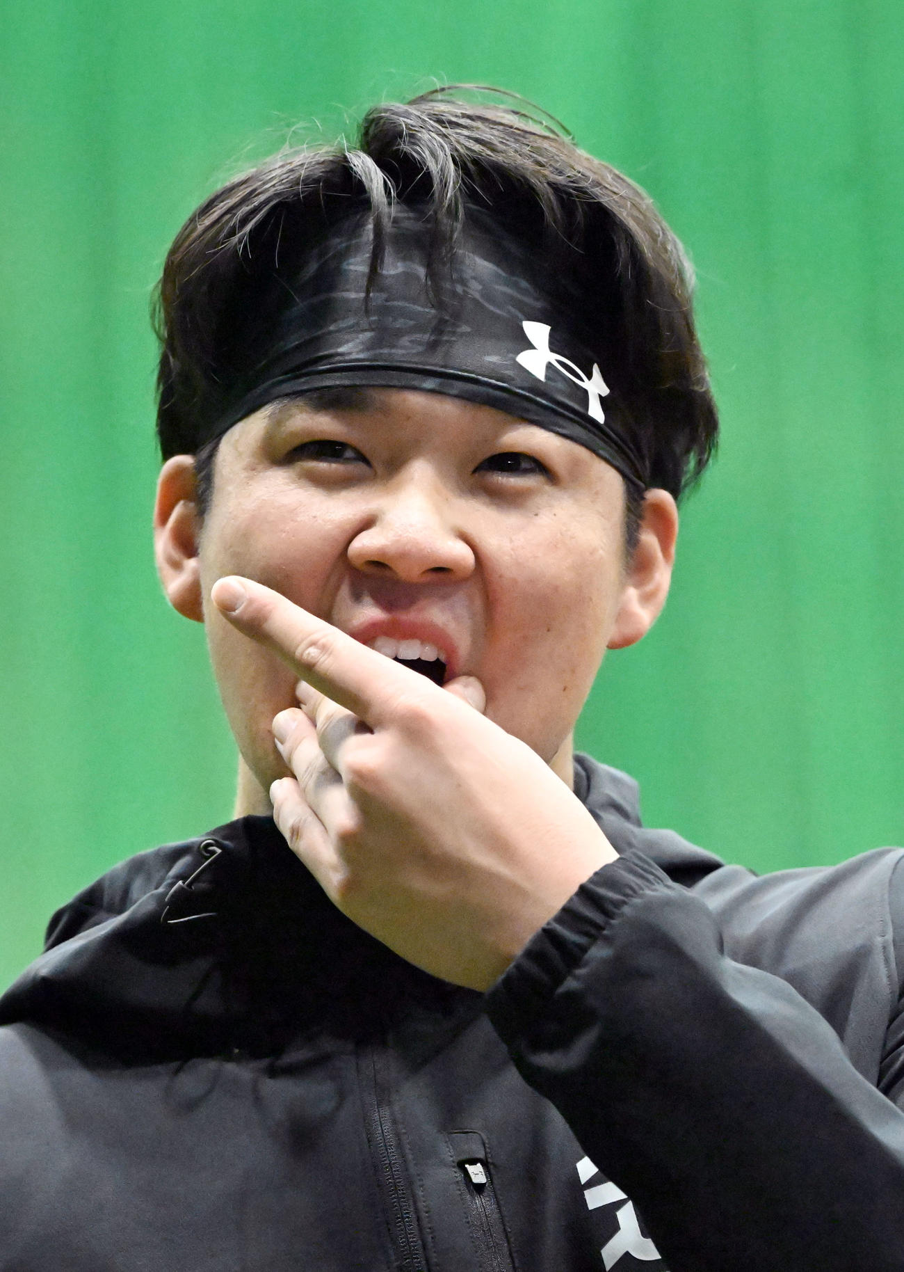 自主トレの合間、笑顔を見せるオリックス山下（撮影・和賀正仁）