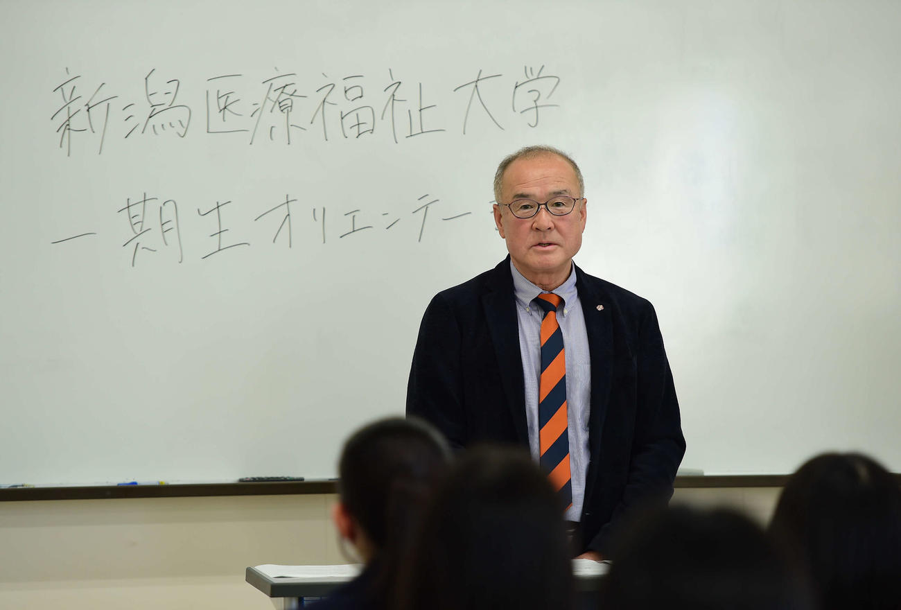 今春に創部する新潟医療福祉大女子硬式野球部の1期生オリエンテーションで話をする佐藤和也総監督