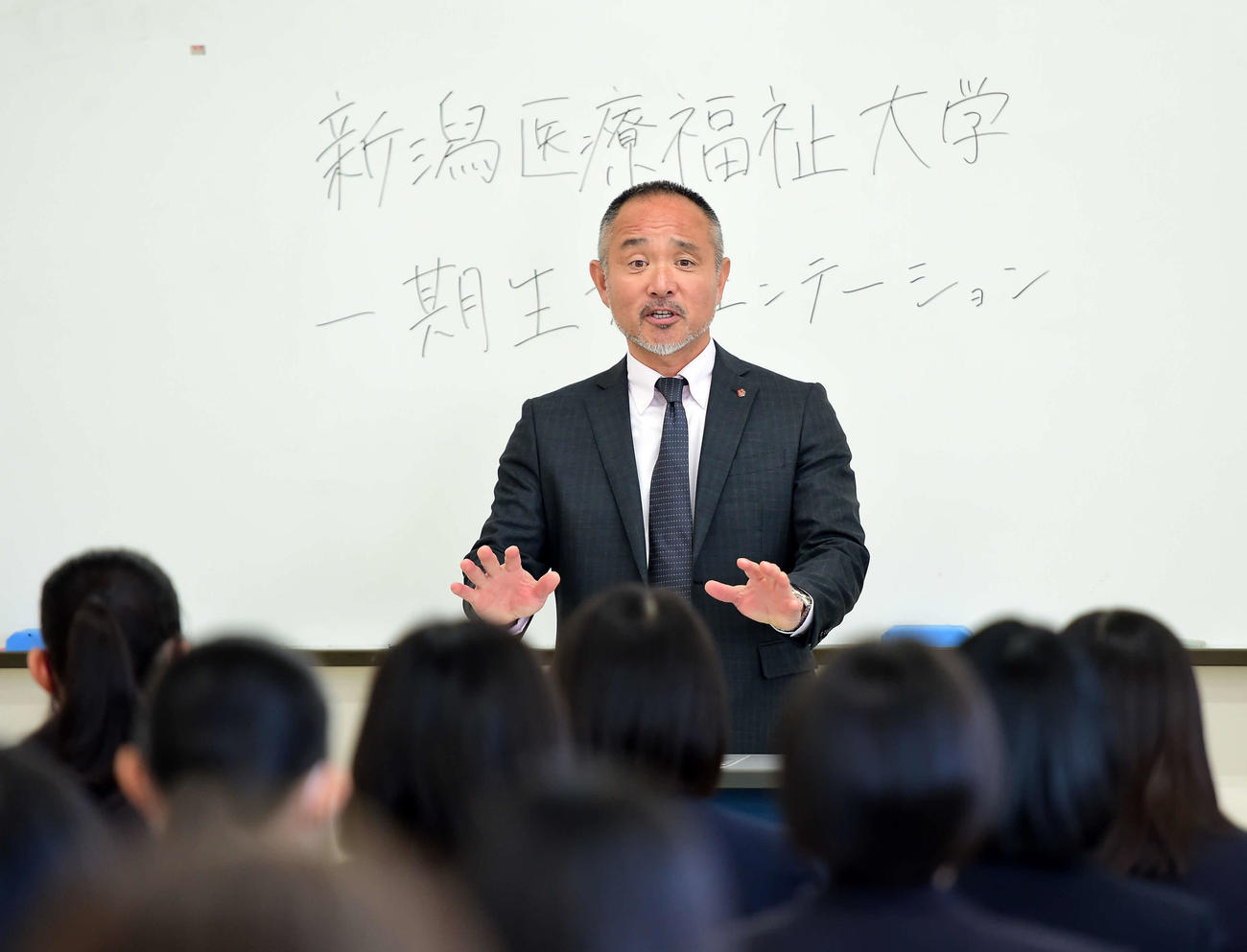 今春に創部する新潟医療福祉大女子硬式野球部の1期生オリエンテーションで話をする後藤監督