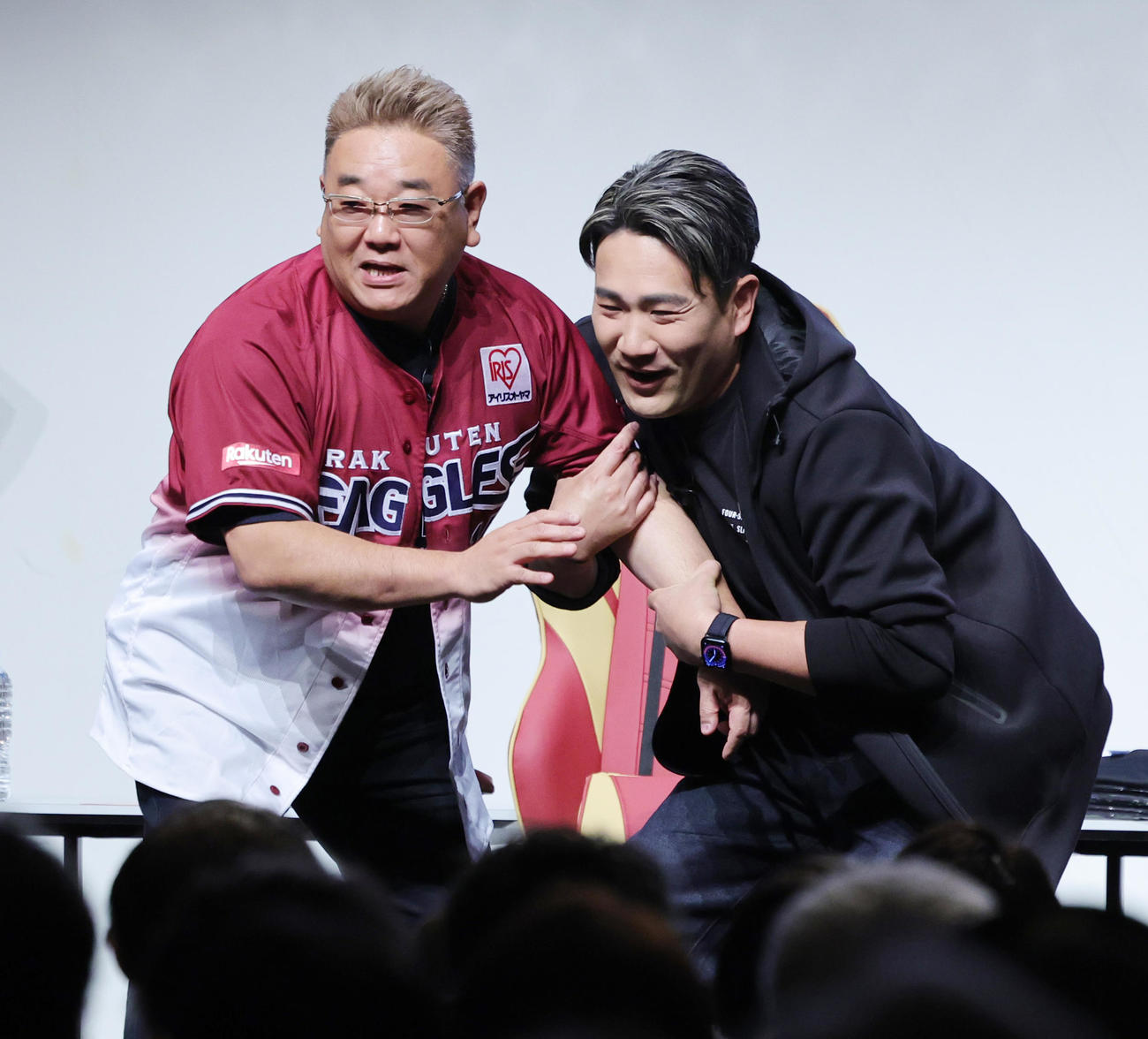 ファンミーティングでサンドウィッチマンの伊達みきお（左）とコントを披露する田中将（撮影・野上伸悟）