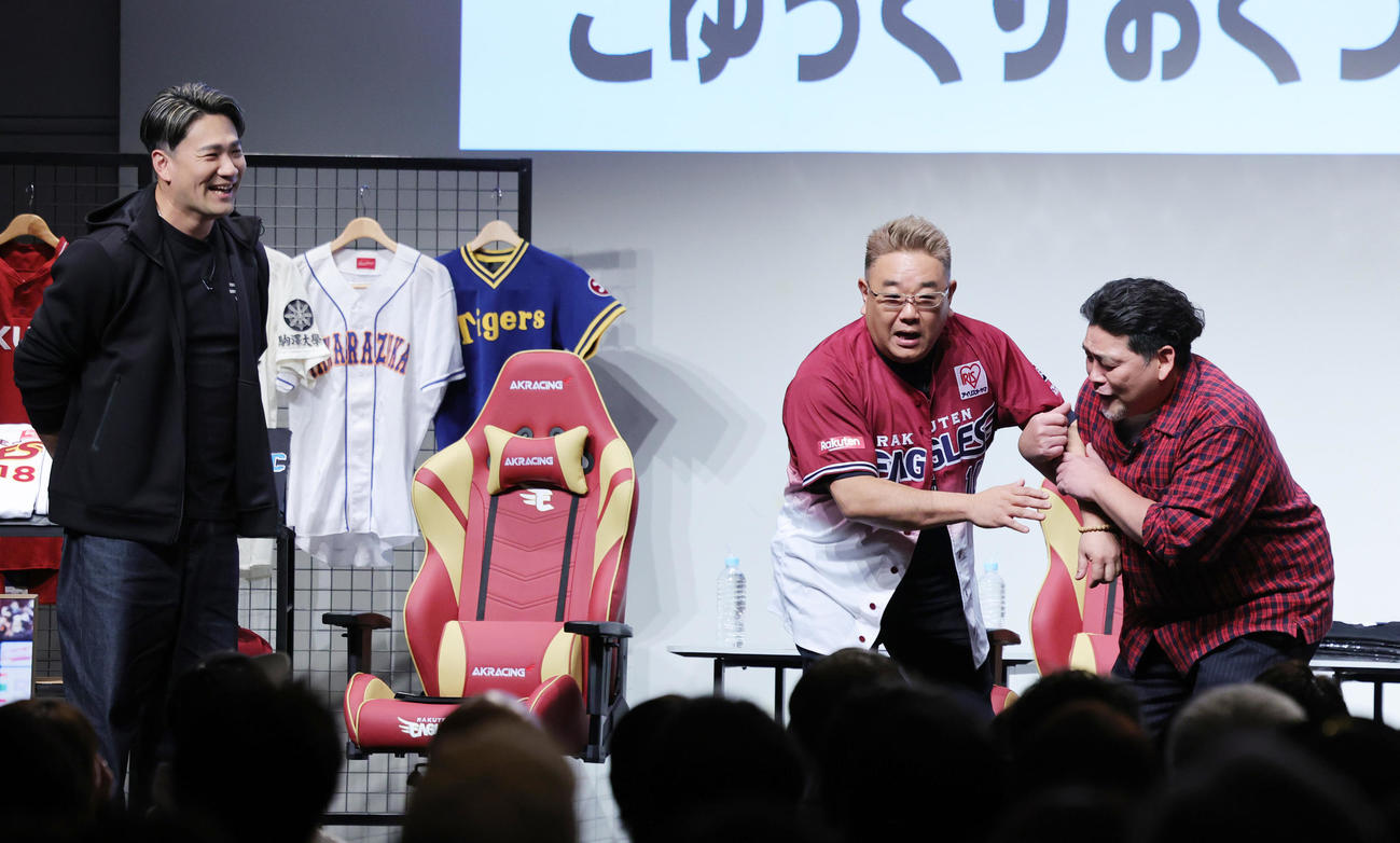 ファンミーティングで、サンドウィッチマンの伊達みきお（中央）、富澤たけし（右）のコントを見つめ、覚えようとする楽天田中将（撮影・野上伸悟）