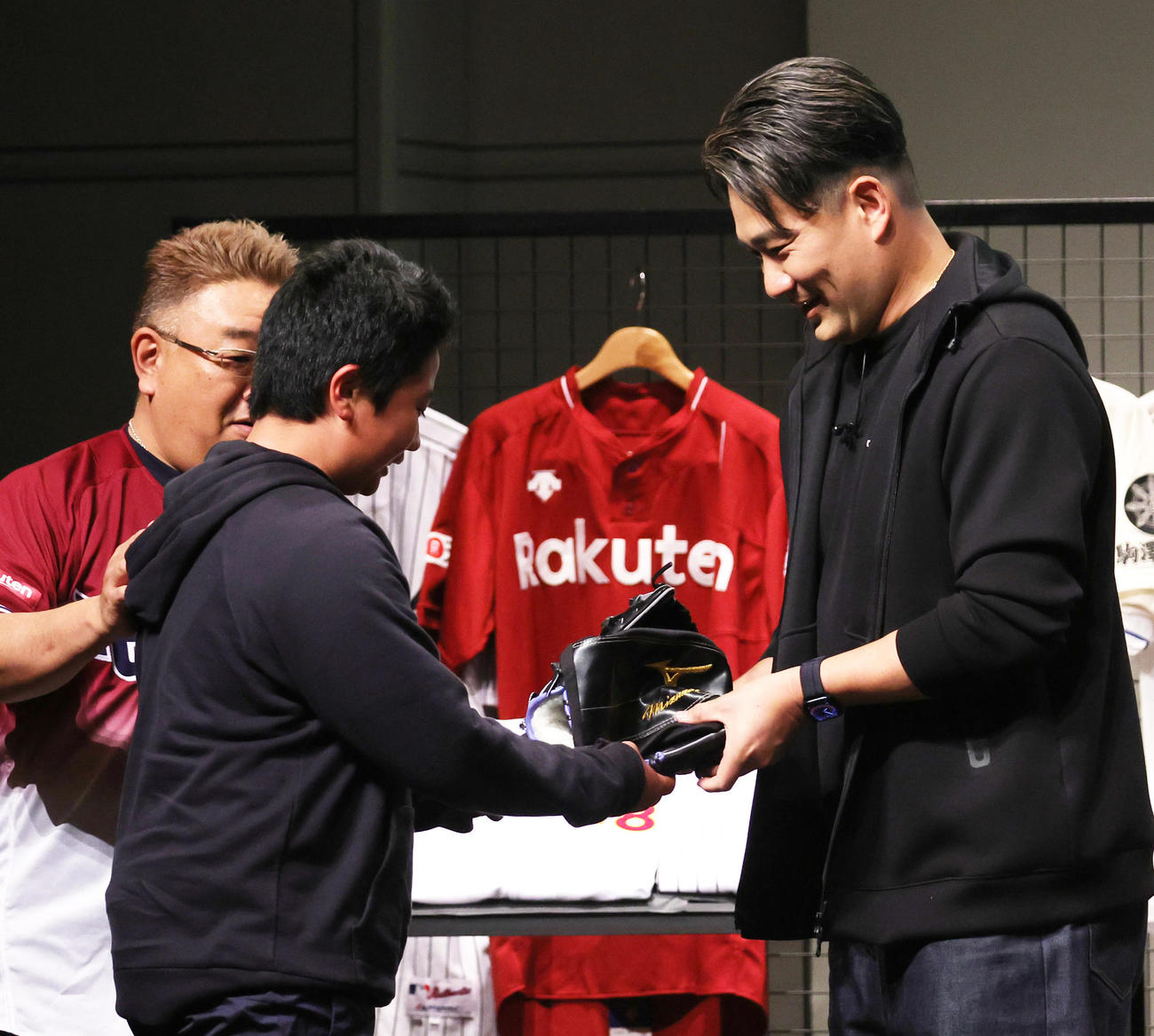 ファンミーティングで抽選会を行い、ファンにグラブを贈る楽天田中将（撮影・野上伸悟）