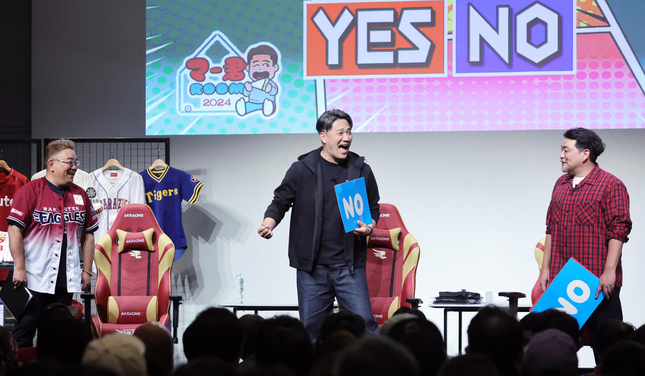 ファンミーティングを行い、サンドウィッチマンの伊達みきお（左）、富澤たけし（右）と笑顔を見せる楽天田中将（撮影・野上伸悟）