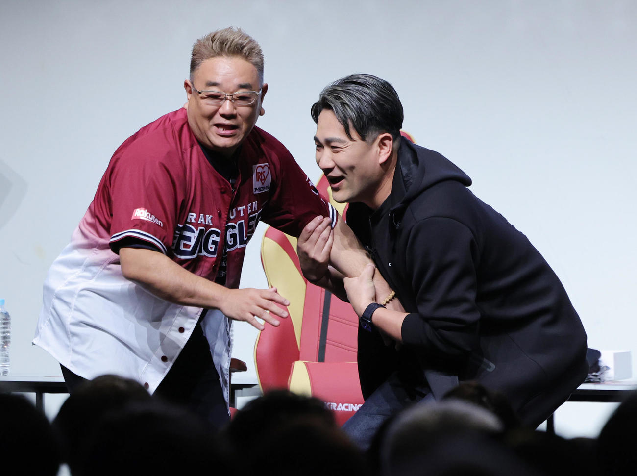 ファンミーティングでサンドウィッチマンの伊達みきお（左）とコントを披露する田中将（撮影・野上伸悟）