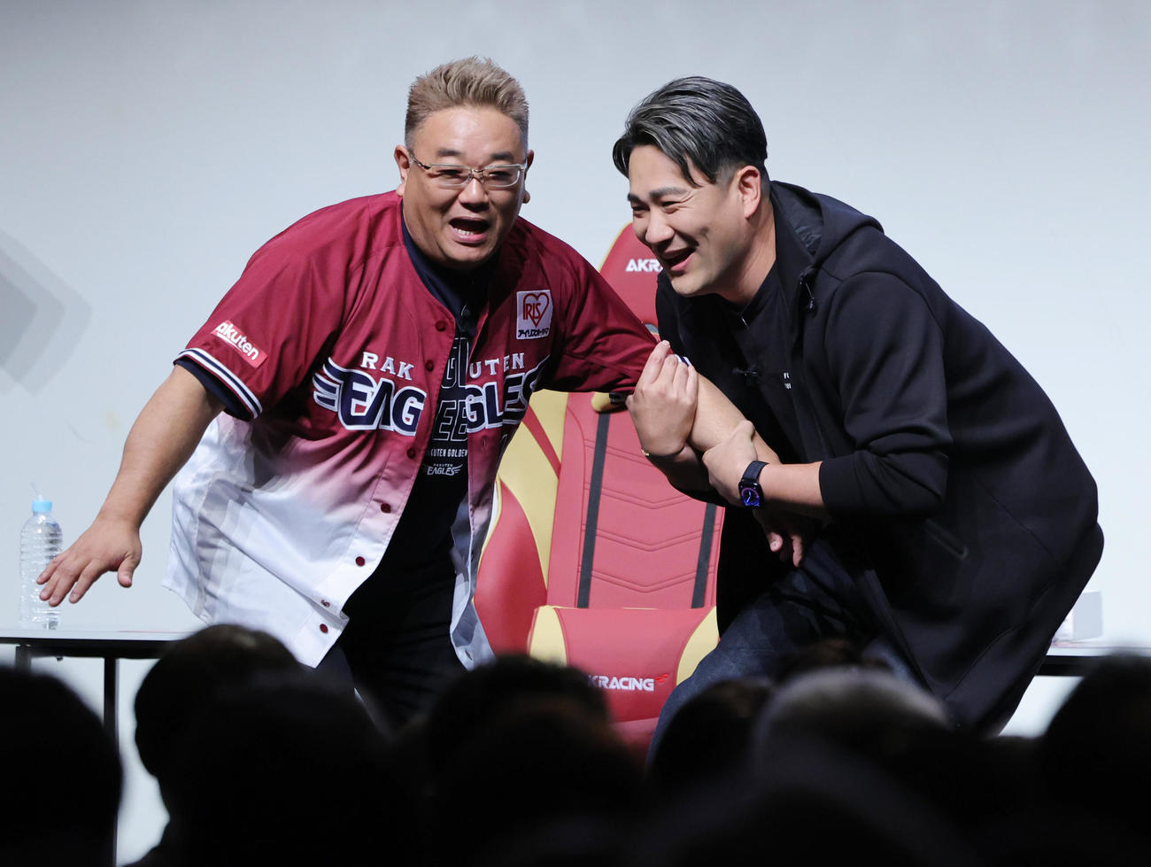 ファンミーティングでサンドウィッチマンの伊達みきお（左）とコントを披露する田中将（撮影・野上伸悟）