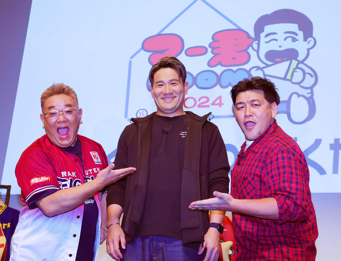 ファンミーティングを行い、サンドウィッチマンの伊達みきお（左）、富澤たけし（右）と笑顔を見せる楽天田中将（撮影・野上伸悟）