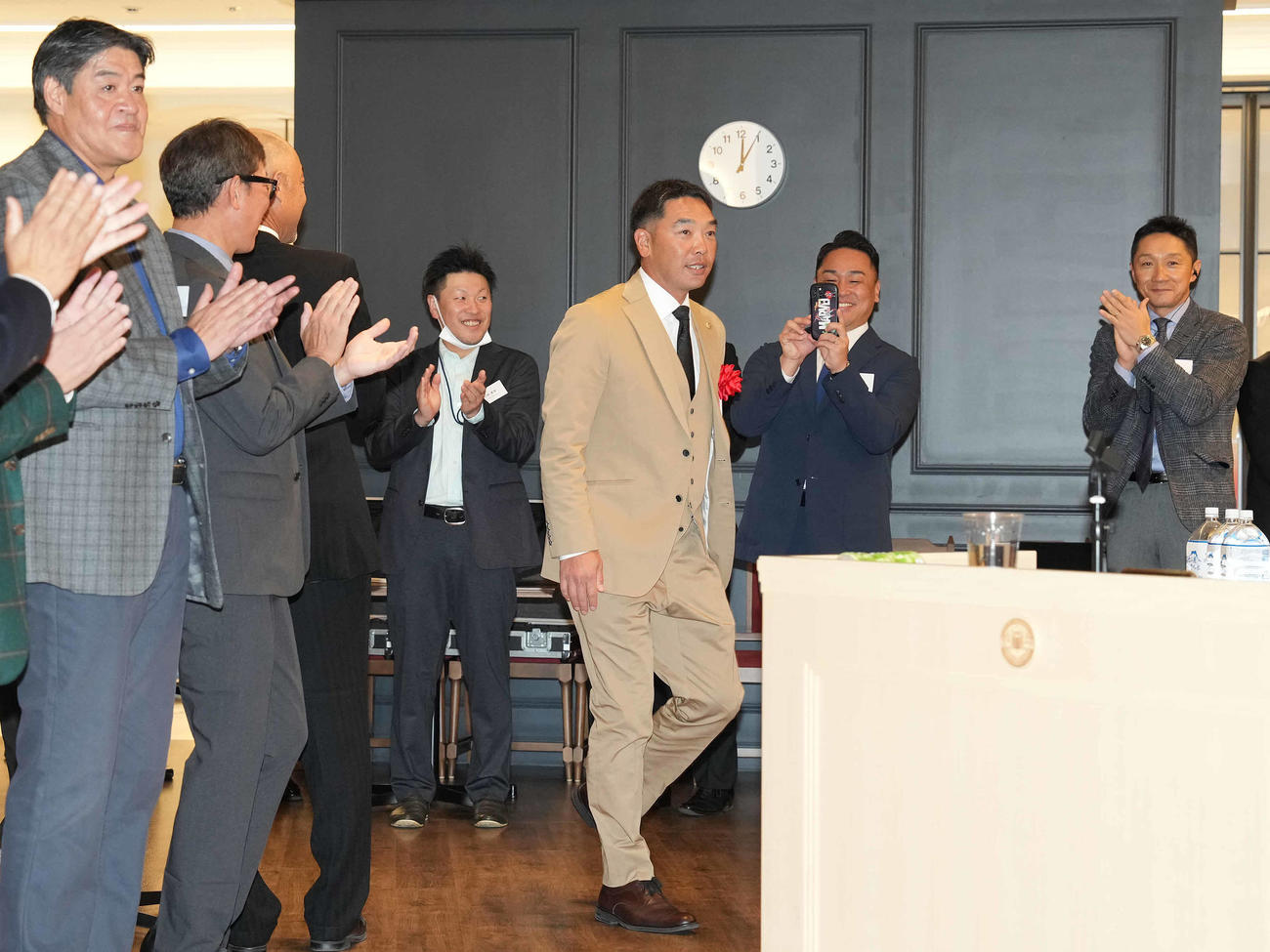 「阿部慎之助氏　読売ジャイアンツ監督就任を祝う会」で入場する巨人阿部監督（撮影・鈴木みどり）