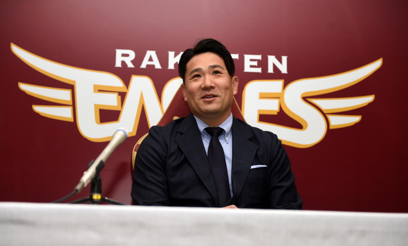 契約更改交渉を終えて取材対応する楽天田中将（撮影・山田愛斗）