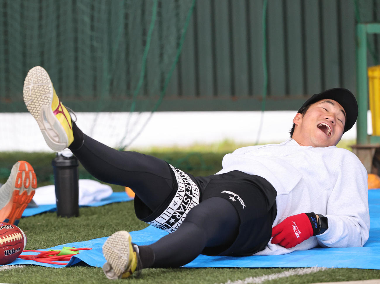 体幹トレーニングを行う岩田、もん絶（撮影・梅根麻紀）