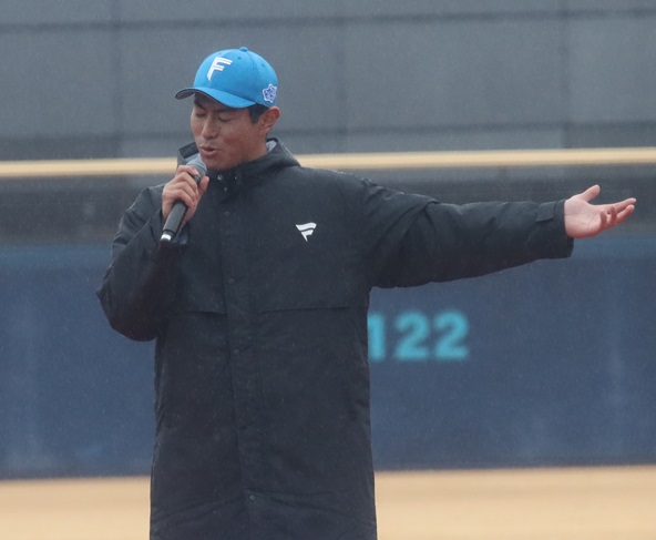 鎌ケ谷でのお披露目会でファンに向かって話をする日本ハム宮崎（撮影・永野高輔）