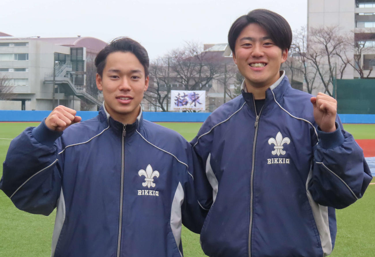 同大グラウンドでガッツポーズを決める（左から）主将の田中と沖（撮影・佐瀬百合子）