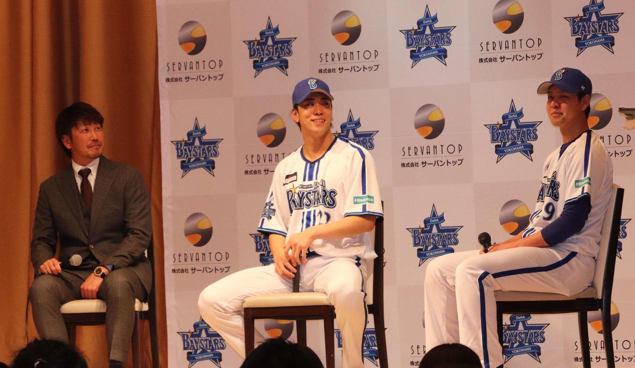 トークショーに出演した左からDeNA藤田育成野手コーチ、入江、平良（撮影・小早川宗一郎）