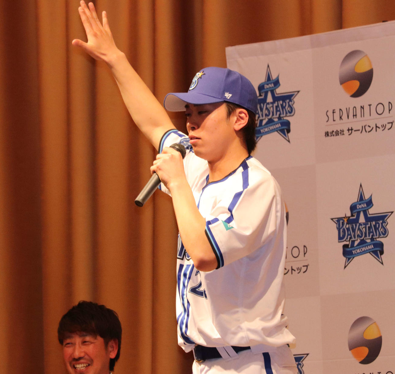 トークショーに出演し、1発ギャグを披露するDeNA入江（撮影・小早川宗一郎）