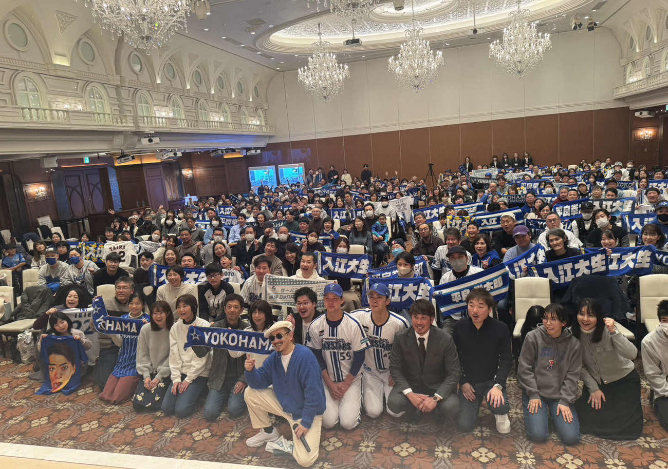 トークショーに出演した藤田育成野手コーチ、平良、入江、DOZAN11ことミュージシャンの三木道三とファンら（撮影・小早川宗一郎）