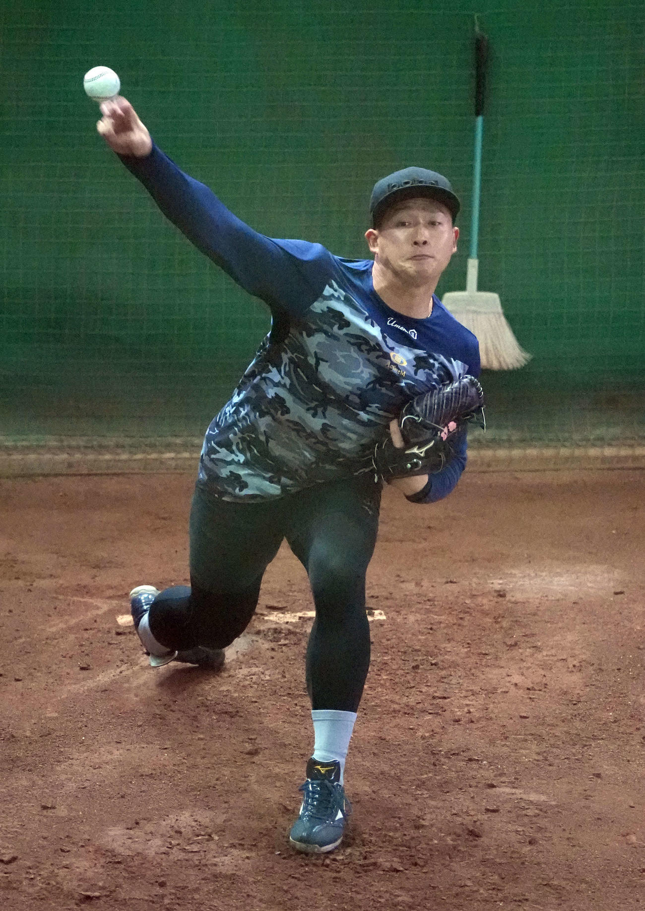 ブルペンで投球練習をする中日梅野（撮影・森本幸一）