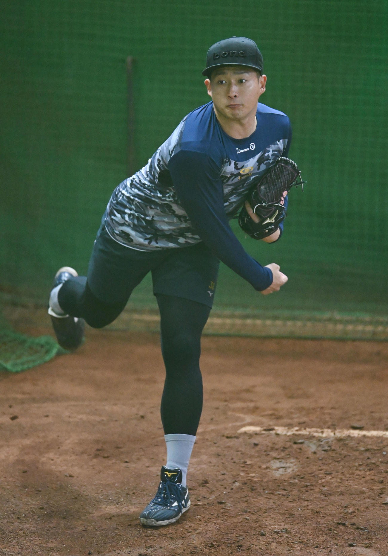 ブルペンで投球練習をする梅野（撮影・森本幸一）