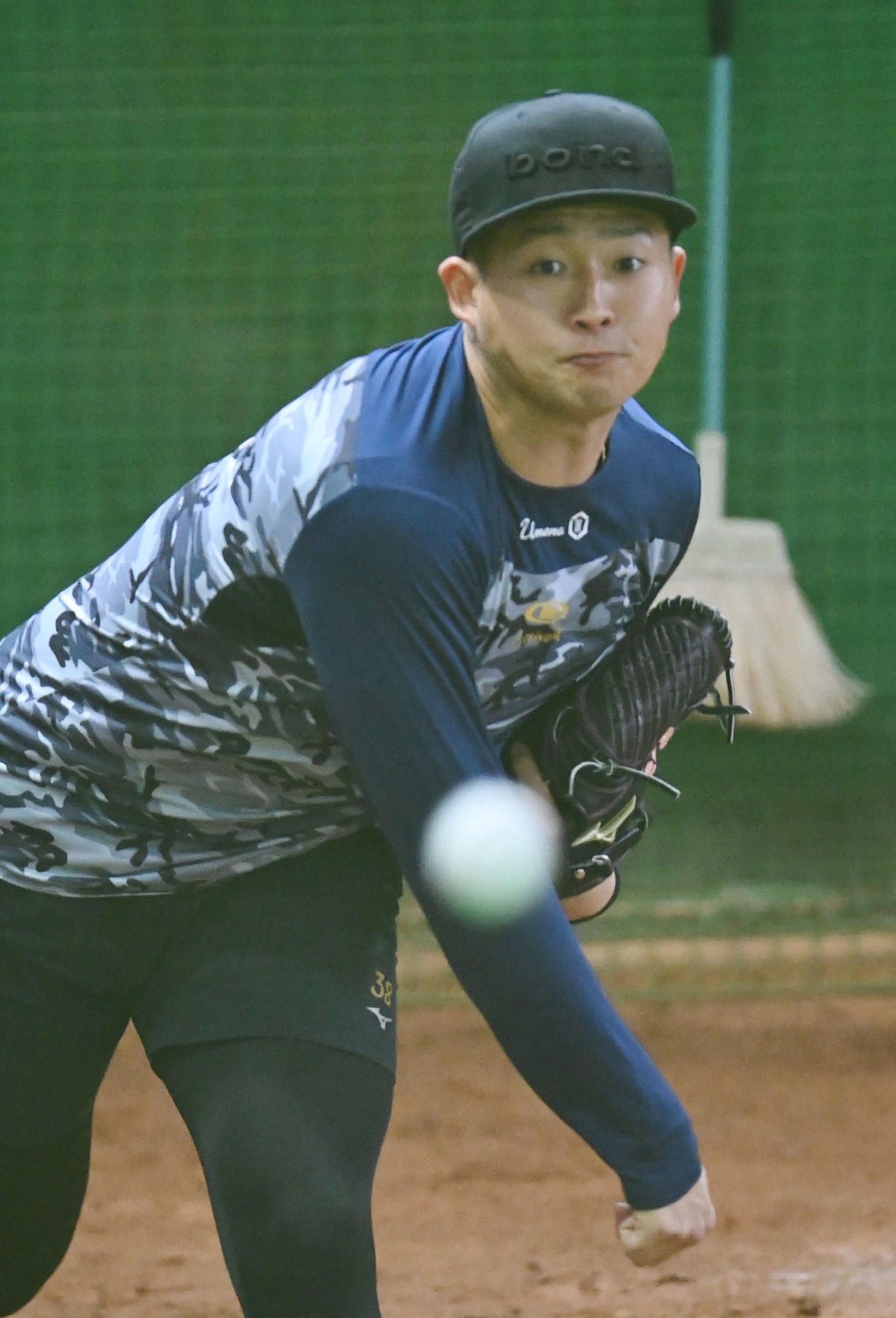 ブルペンで投球練習をする梅野（撮影・森本幸一）
