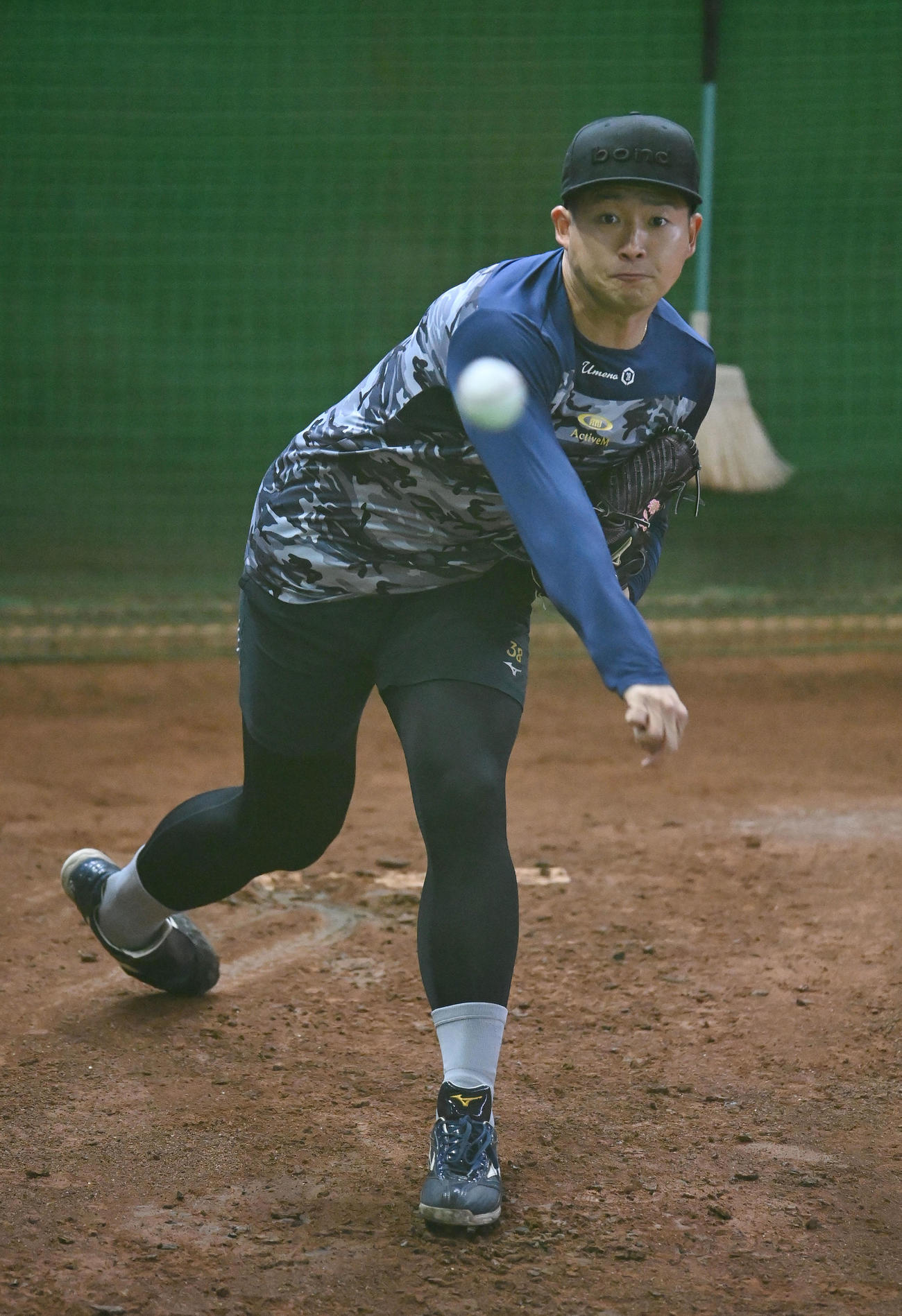 ブルペンで投球練習をする梅野（撮影・森本幸一）