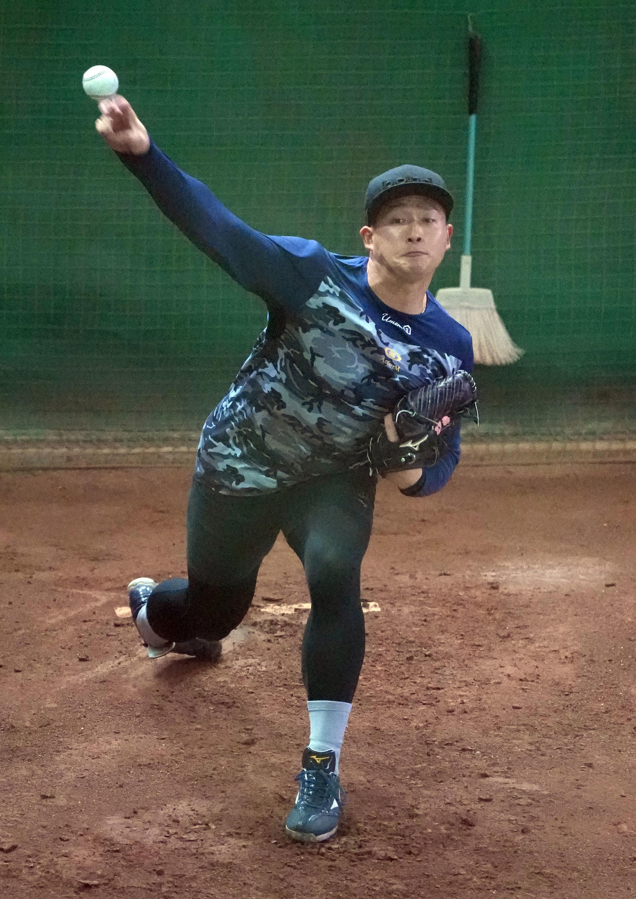 ブルペンで投球練習をする梅野（撮影・森本幸一）