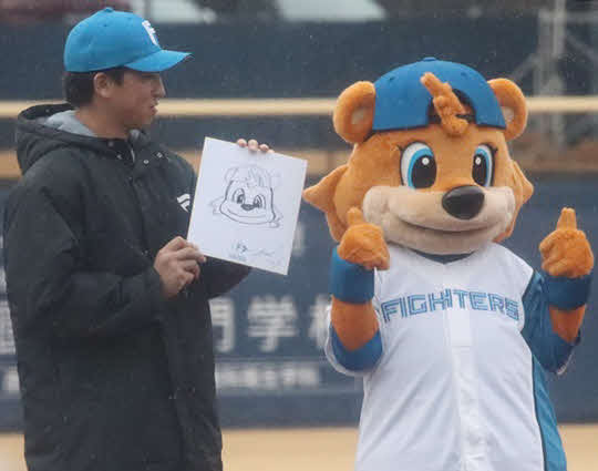 お披露目会のお絵描きコーナーでマスコット「カビー」の似顔絵を上手に描いた日本ハム細野（撮影・永野高輔）