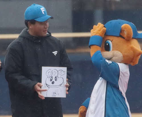 お披露目会のお絵描きコーナーでマスコット「カビー」の“耳”を三つ書いてしまい突っ込まれる日本ハム明瀬（撮影・永野高輔）