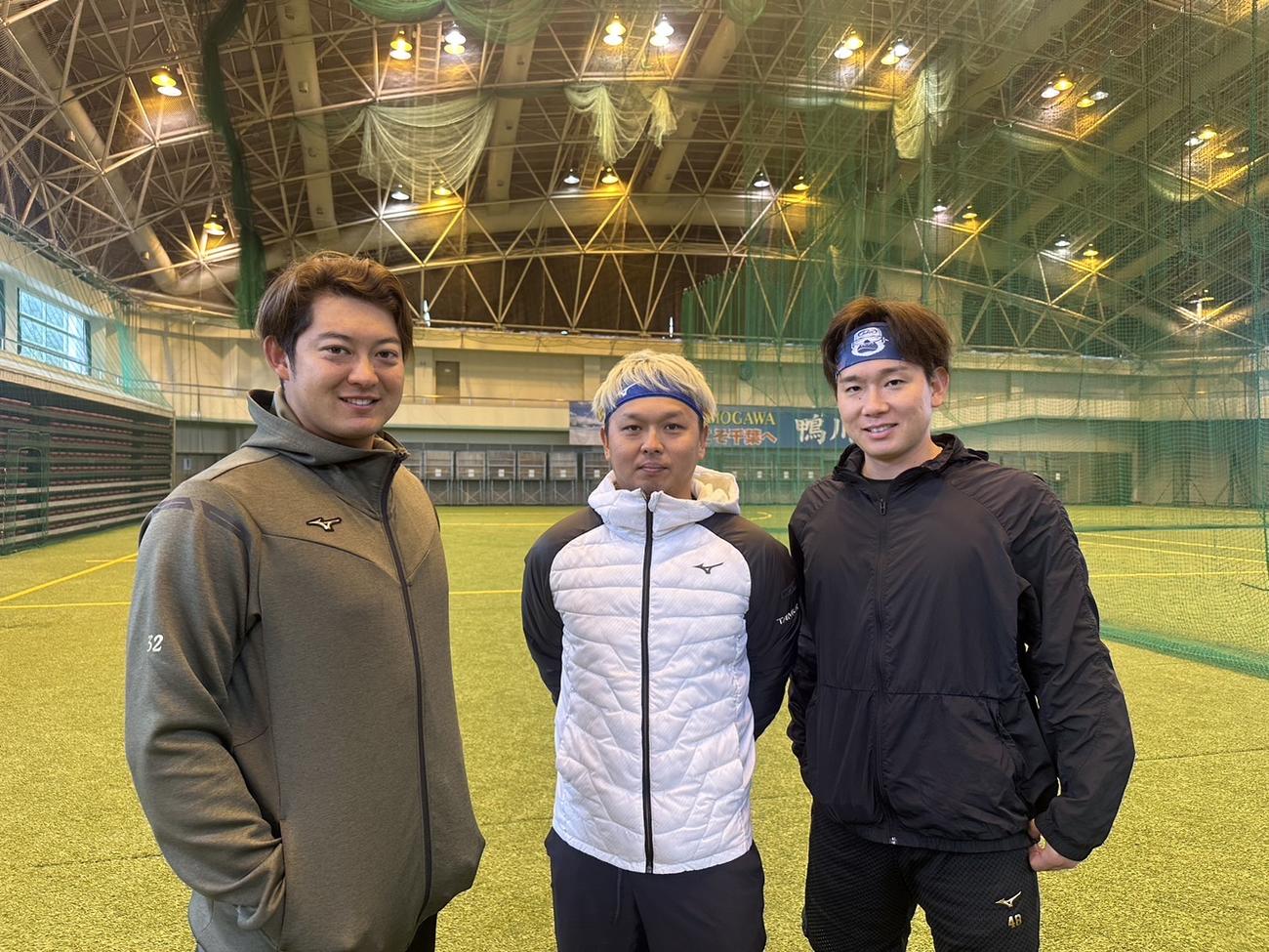 千葉・鴨川市内で自主トレを公開したロッテの、左から佐藤、田村、中村稔（球団提供）