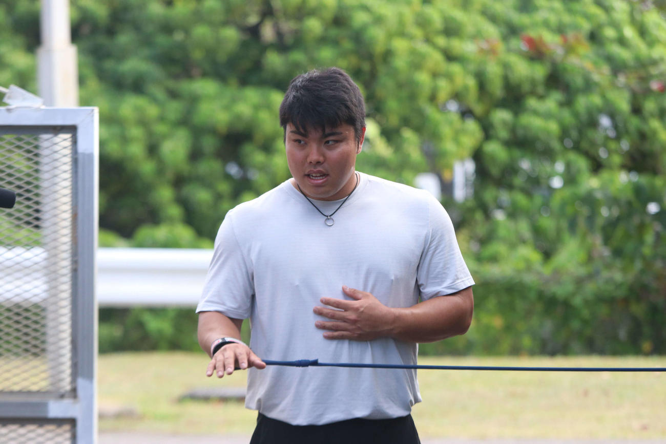 トレーニングする西武平良（撮影・山崎純一）