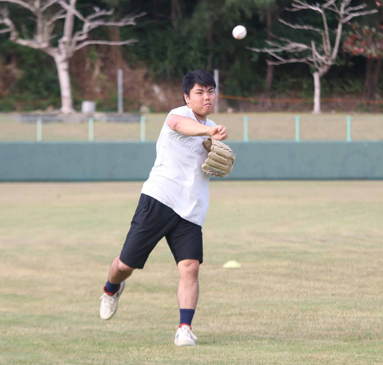 キャッチボールをする西武平良（撮影・山崎純一）