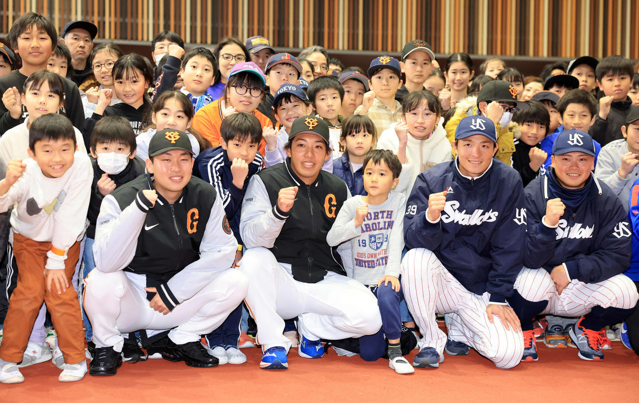 脱炭素アクションを学ぶ体験型イベントを終え、参加した子どもたちと笑顔でガッツポーズする、左から巨人山崎伊、赤星、ヤクルト宮本、丸山和（撮影・浅見桂子）