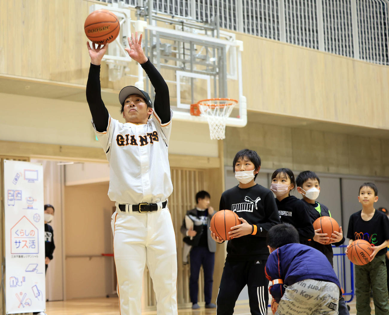 脱炭素アクションを学ぶ体験型イベントで、子どもたちとバスケットボールにチャレンジする巨人赤星（撮影・浅見桂子）