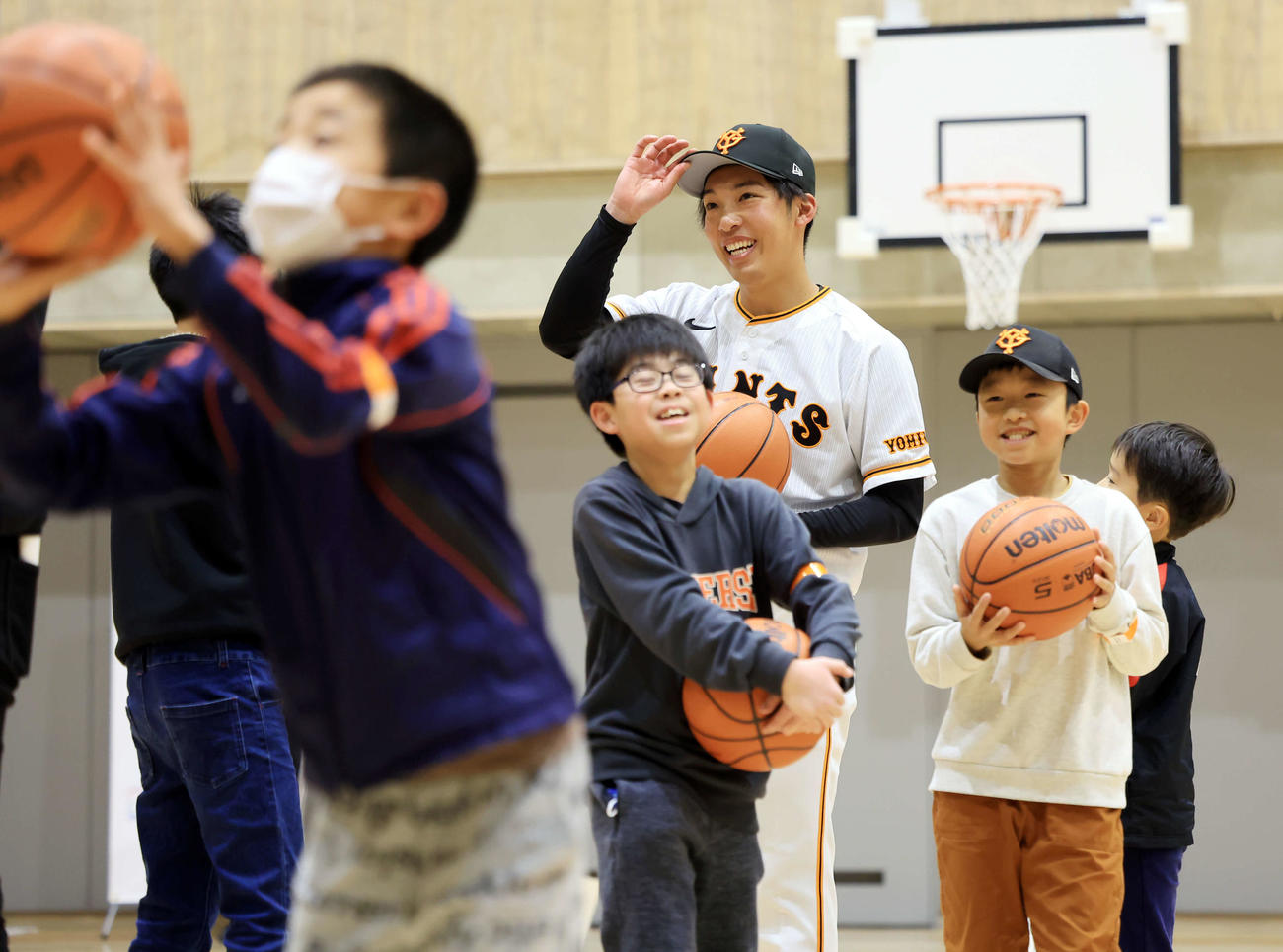 脱炭素アクションを学ぶ体験型イベントで、子どもたちとバスケットボールにチャレンジする巨人赤星（撮影・浅見桂子）