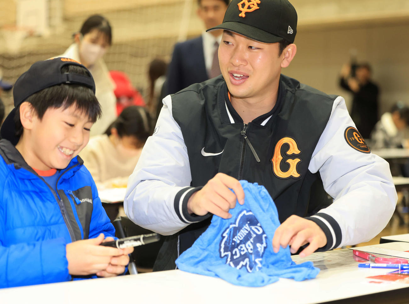 脱炭素アクションを学ぶ体験型イベントで、子どもたちと一緒に、エコバックを作る巨人山崎伊（撮影・浅見桂子）