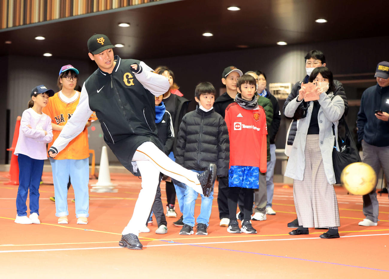 脱炭素アクションを学ぶ体験型イベントで、子どもたちと一緒にサッカーのシュートを放つ巨人山崎伊（撮影・浅見桂子）