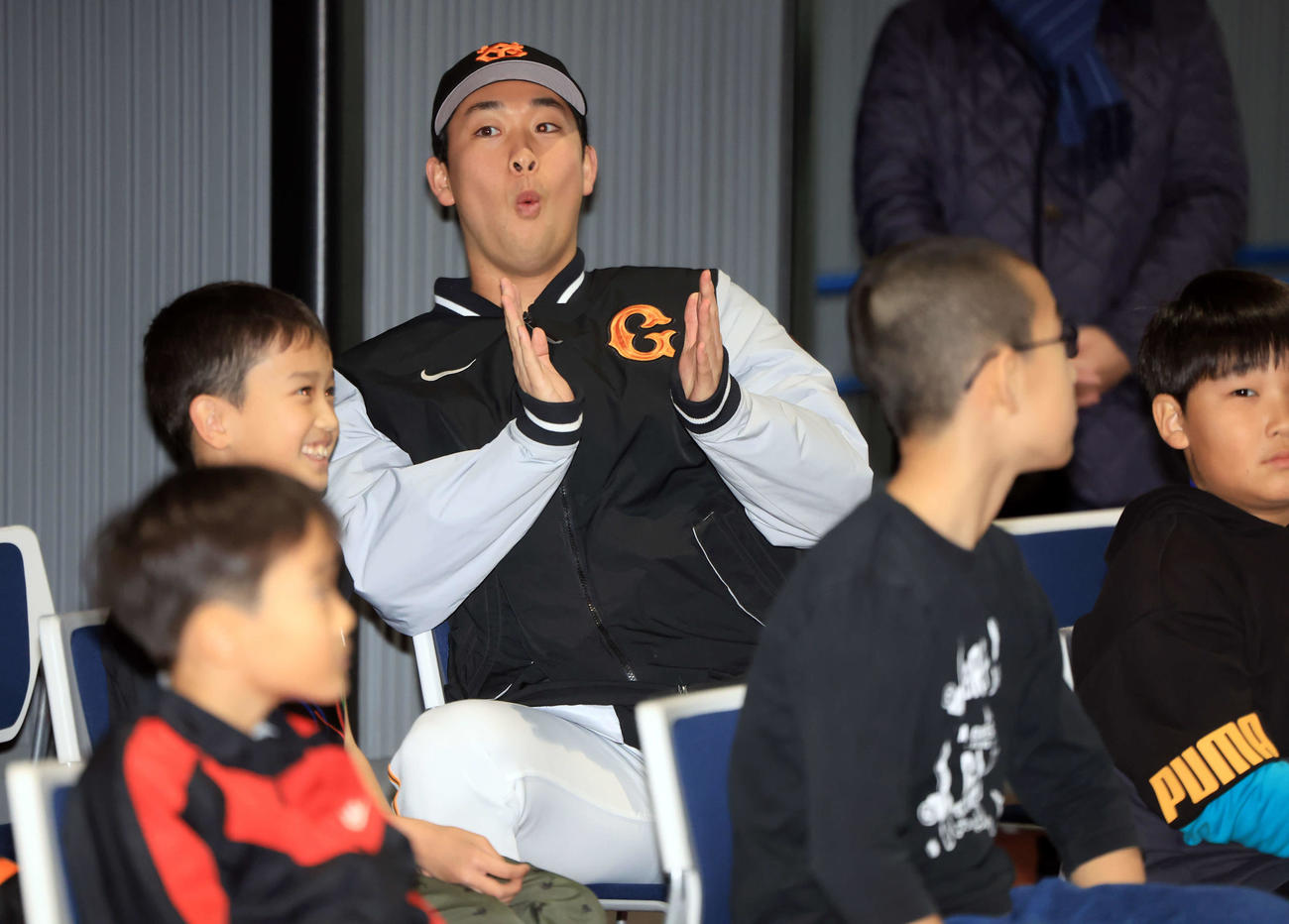 脱炭素アクションを学ぶ体験型イベントで、座学で子どもたちと講義を聴く巨人山崎伊（撮影・浅見桂子）