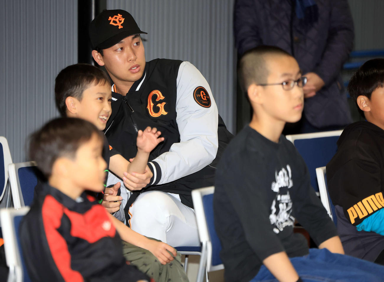 脱炭素アクションを学ぶ体験型イベントで、座学で子どもたちと講義を聴く巨人山崎伊（撮影・浅見桂子）