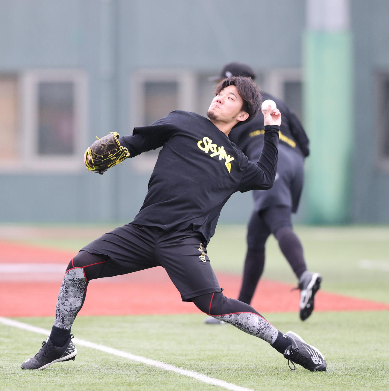 キャッチボールで調整する伊藤将（撮影・梅根麻紀）