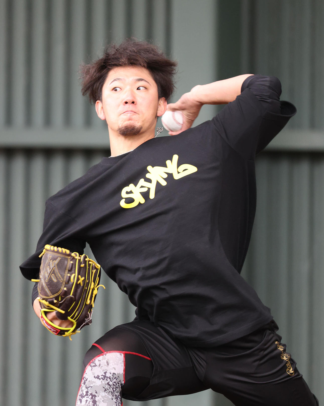ブルペンに入った伊藤将（撮影・梅根麻紀）