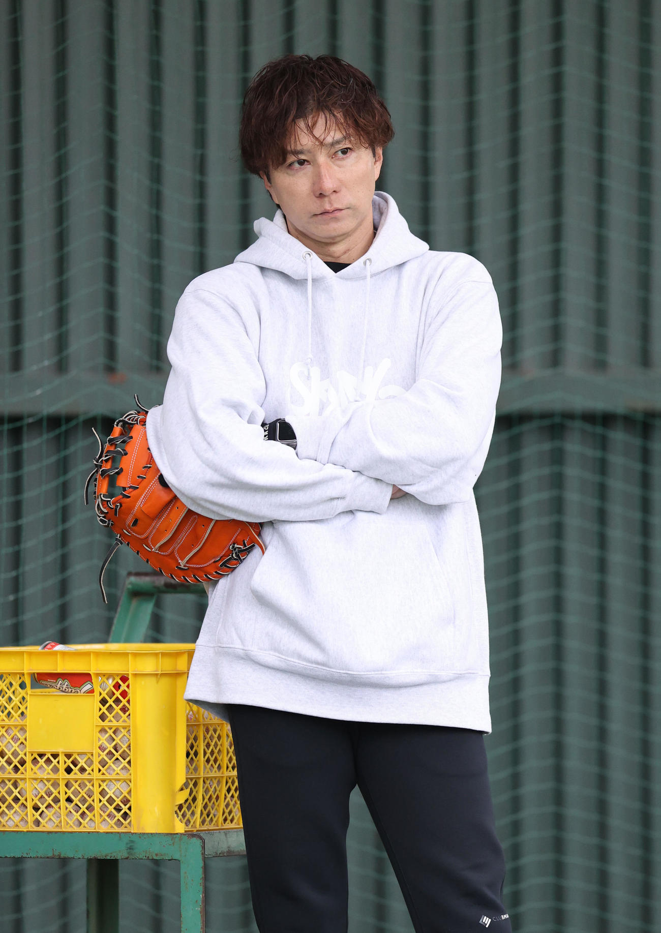 ブルペンで投げ込む岩貞らを真剣な表情で見つめる馬原氏（撮影・梅根麻紀）