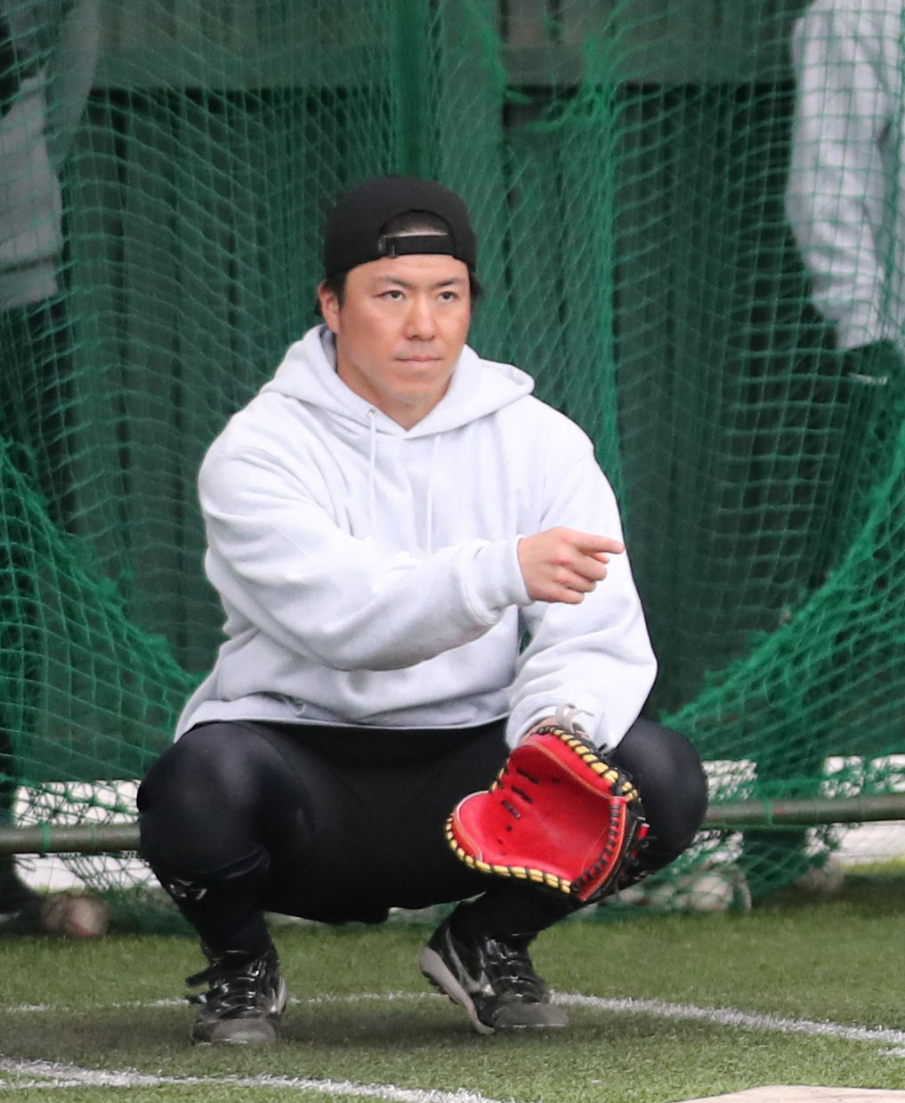 ブルペンで岩貞の球を受ける長坂（撮影・梅根麻紀）