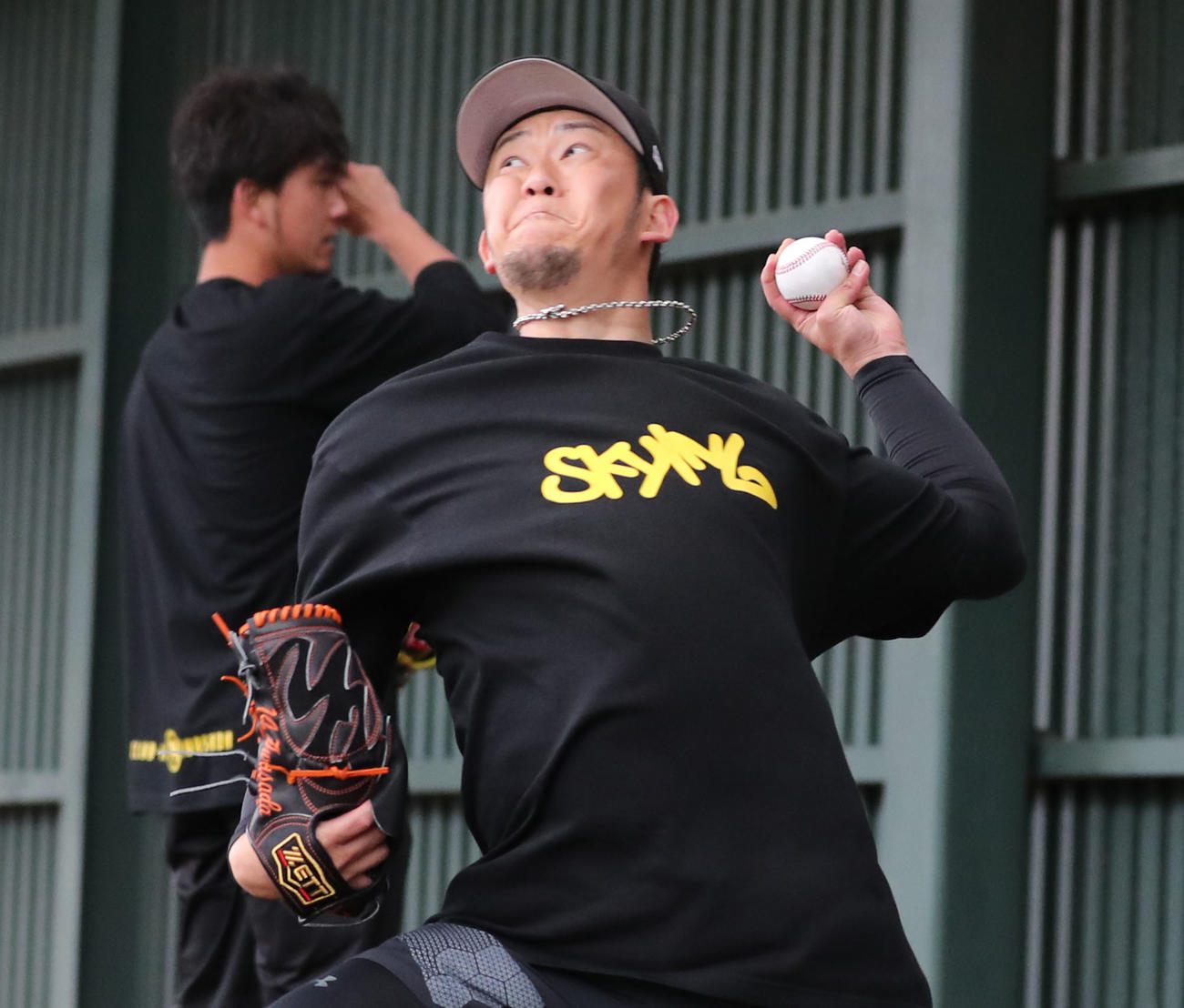 ブルペンに入った岩貞は力強く投げ込む（撮影・梅根麻紀）