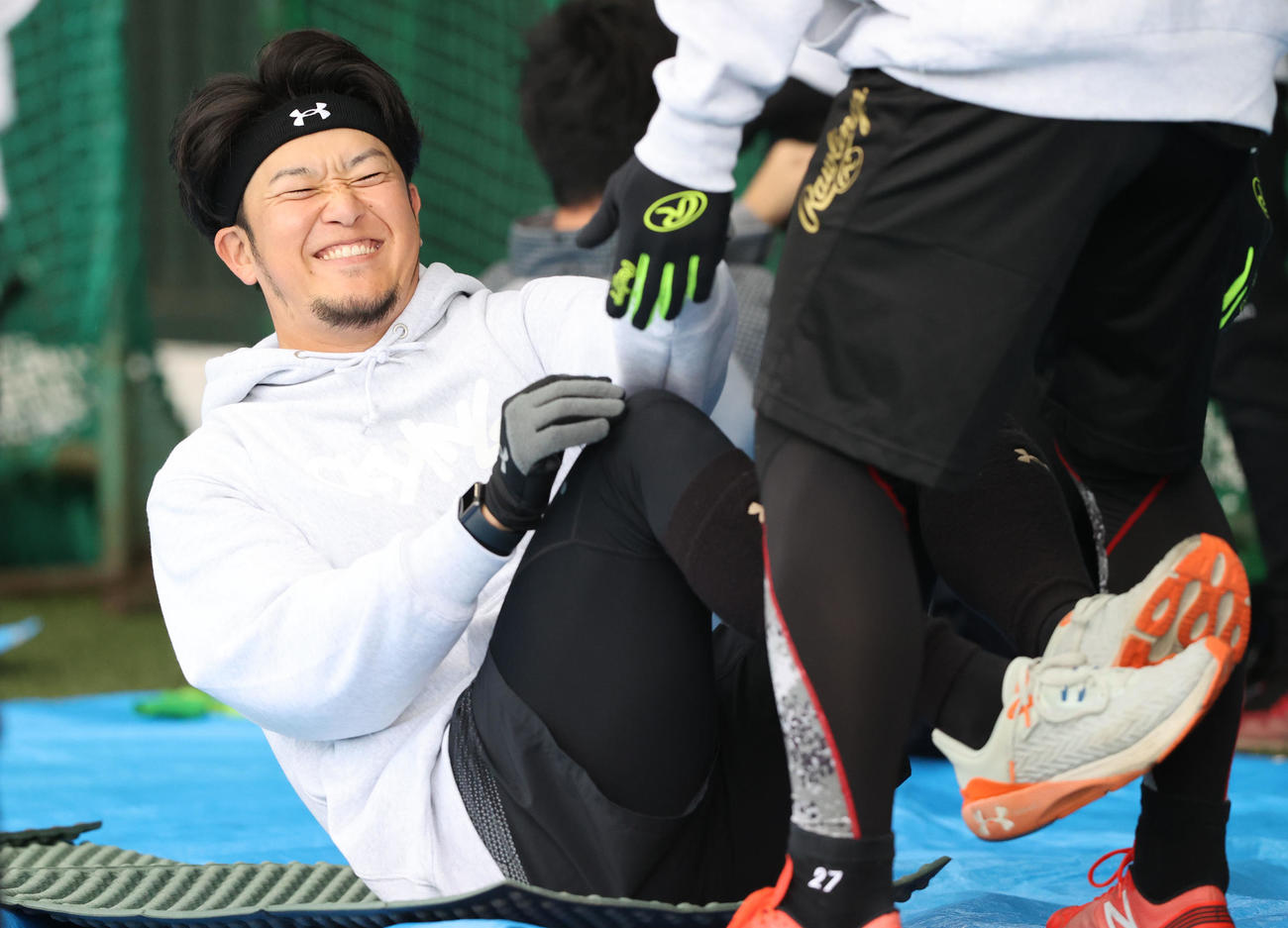 体幹トレーニングを行う岩貞（撮影・梅根麻紀）